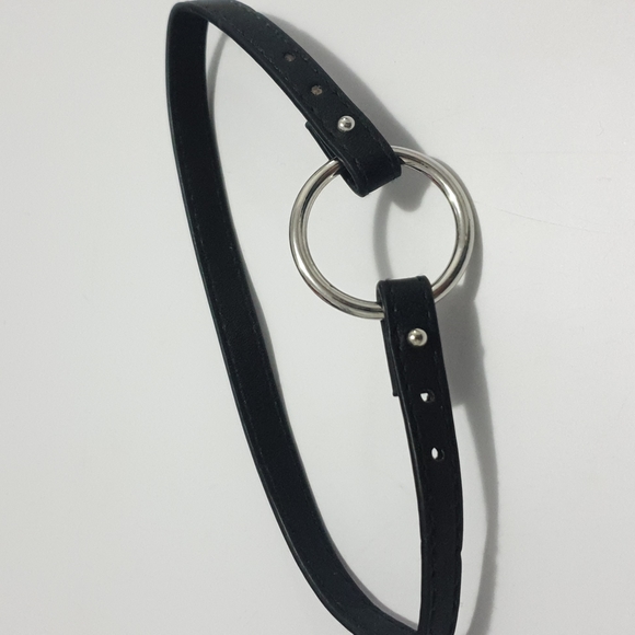 Front open Black vinyl choker with silver O ring - Picture 6 of 16